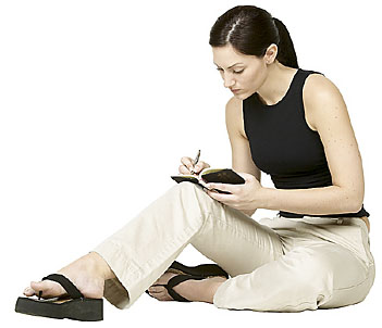 mujer escribiendo cuestionario